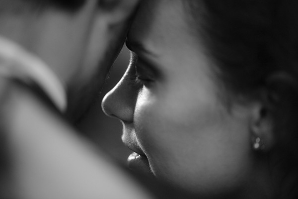 couples_02 With careful placement of the couple it is quite easy to take intimate portraits that exhibit a reportage feel. The out of focus foreground and background plus the magical lighting give this shot a classic feel. I took is using my 100mm macro lens on my Canon 5D mk2. I shot wide open at f/2.8 and at a focal distance of 77cm according to the EXIF data. Close enough to be right in there but far enough to keep a wonderful perspective.